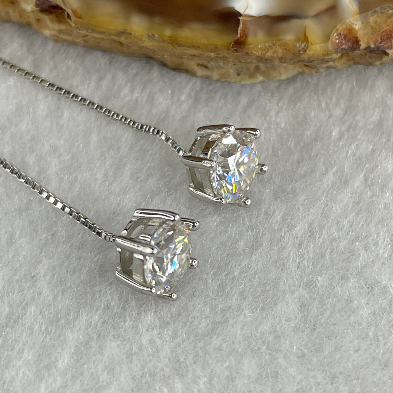 1.0Ct Colourless Round Brilliant Diameter 6.3mm VVS1 Excellent Cut Moissanite Excellent Polish Excellent Symmetry None Florescence in S925 Sliver Earring