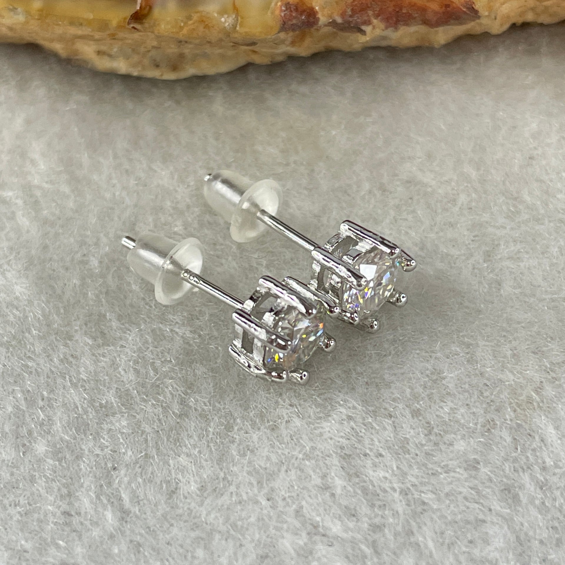 0.5 Ct Colourless Round Brilliant Diameter 5.0mm D VVS1 Excellent Cut Excellent Polish Excellent Symmetry None Florescence Moissanite in S925 Silver Earrings GRA 218444635 - Huangs Jadeite and Jewelry Pte Ltd