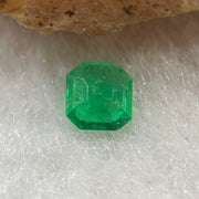 Natural Colombia Vivid Green Emerald (Beryl) Cut-Cornered Rectangular Step cut 0.41ct 5.5 by 4.8 by 2.4mm - Huangs Jadeite and Jewelry Pte Ltd