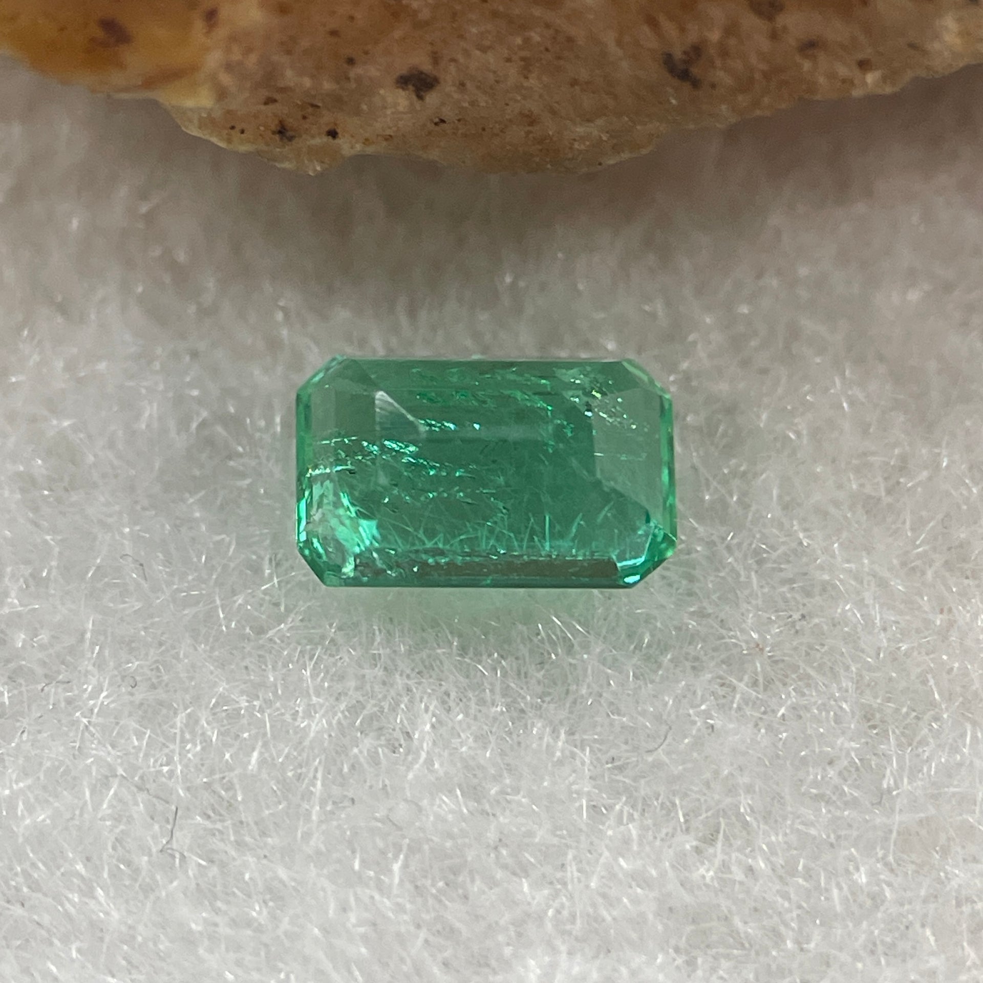 Natural Colombia Vivid Green Emerald (Beryl) Cut-Cornered Rectangle Step cut 0.49ct 5.8 by 3.8 by 2.6mm - Huangs Jadeite and Jewelry Pte Ltd