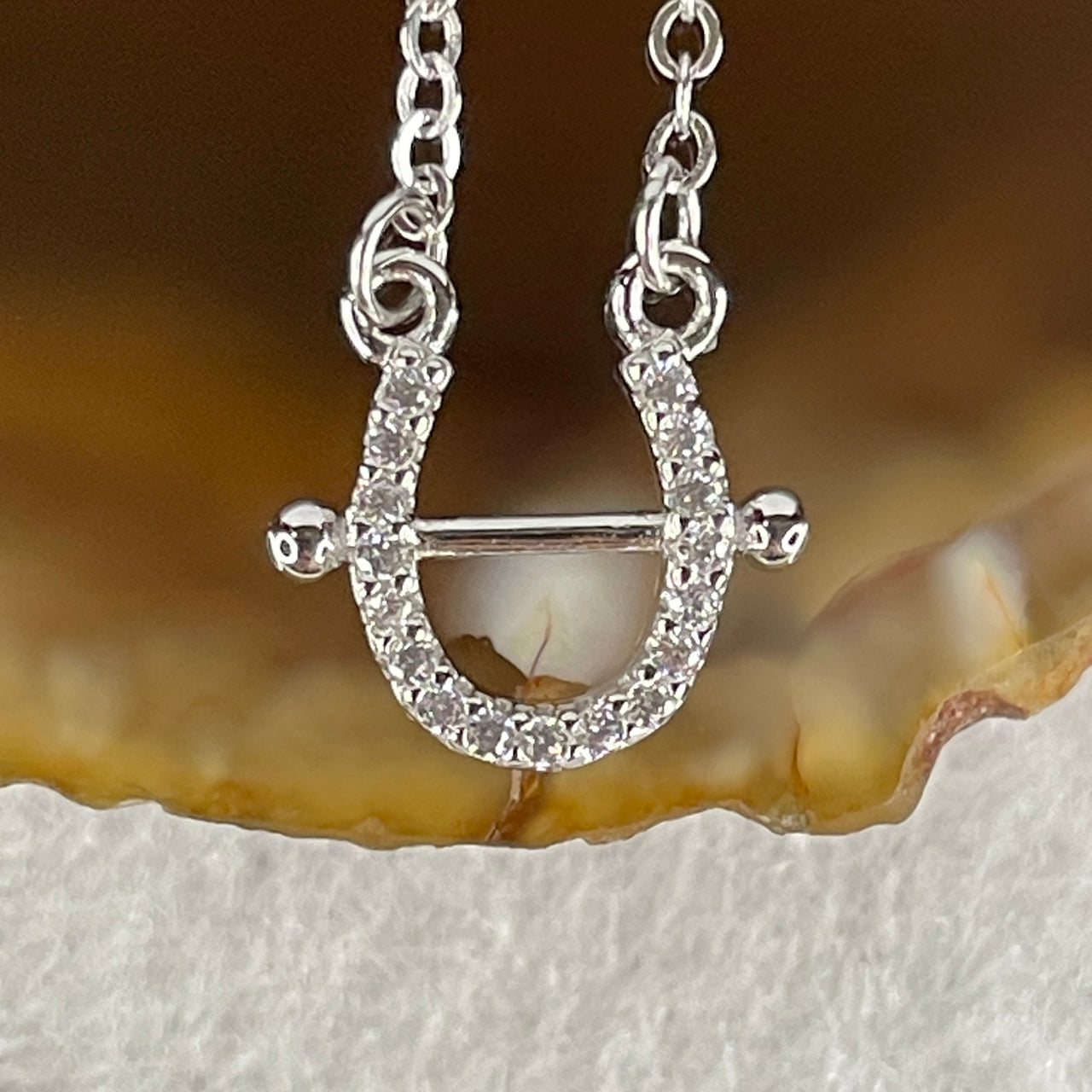 0.2Ct Colourless Round Brilliant Diameter 1.0mm VVS1 Excellent Cut Moissanite Excellent Polish Excellent Symmetry None Florescence in S925 Sliver Horseshoe Necklace 41-42,5cm