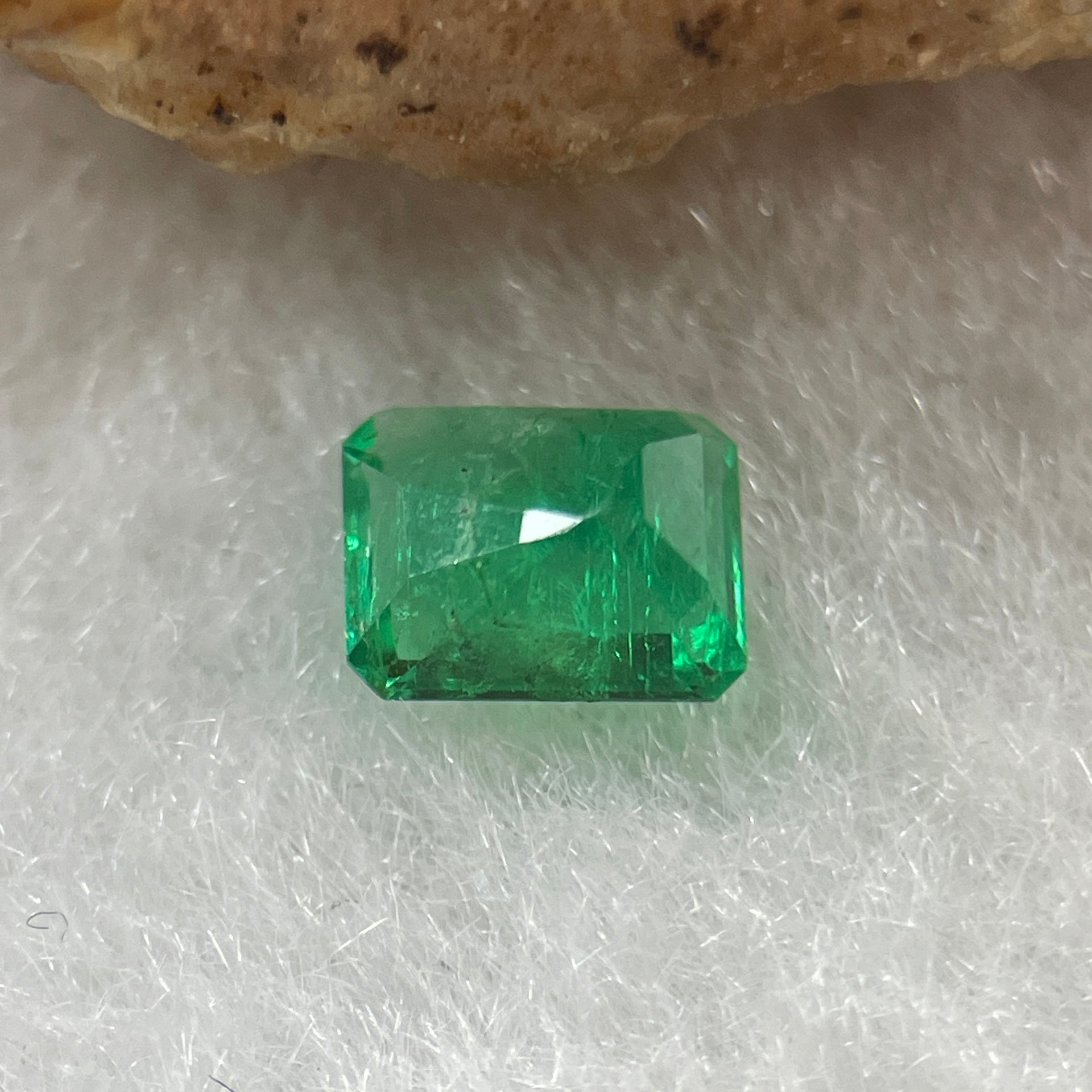 Natural Colombia Vivid Green Emerald (Beryl) Cut-Cornered Rectangle Step cut 0.42ct 5.1 by 4.1 by 2.6mm - Huangs Jadeite and Jewelry Pte Ltd
