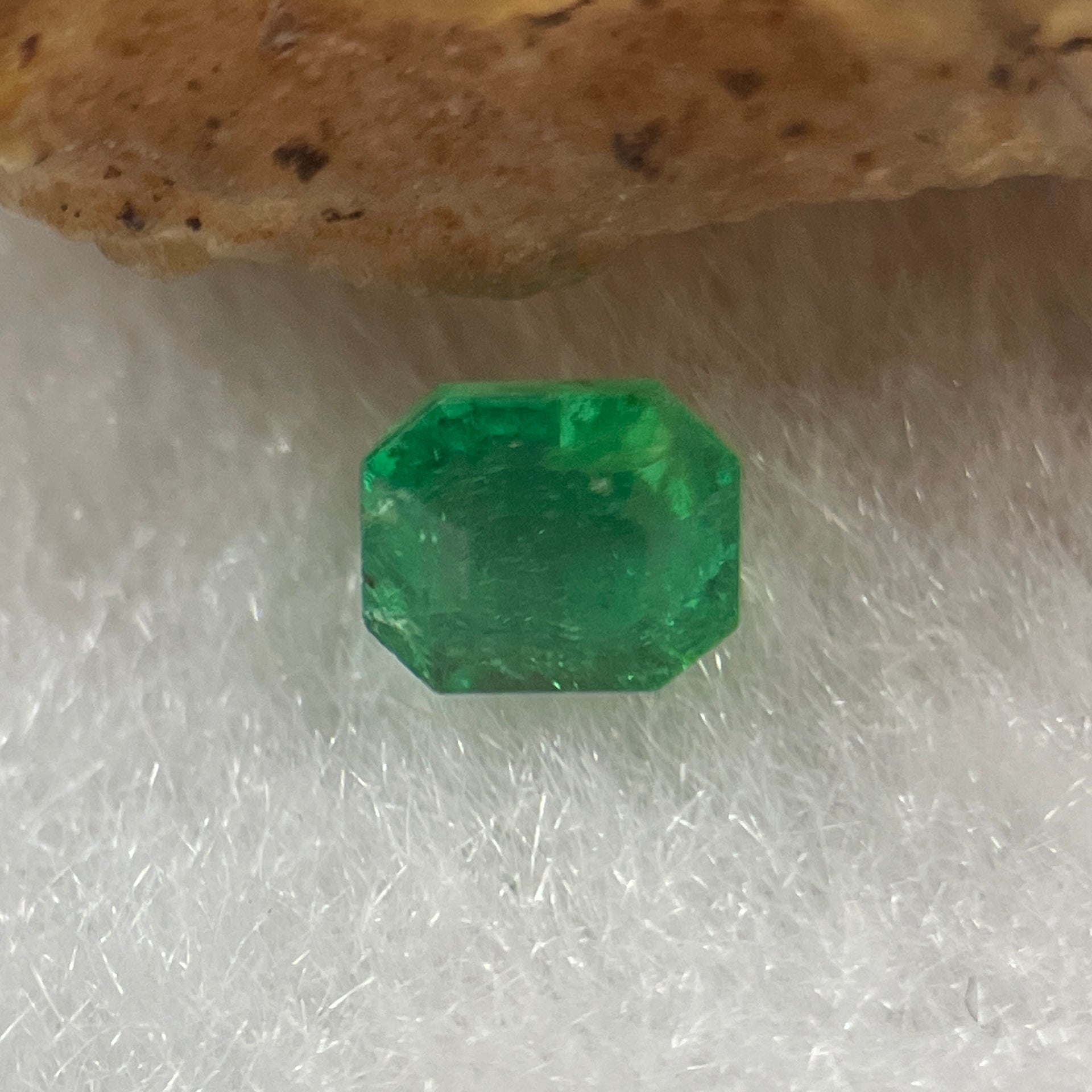 Natural Colombia Vivid Green Emerald (Beryl) Cut-Cornered Rectangular Step cut 0.47ct 4.6 by 4.2 by 3.3mm - Huangs Jadeite and Jewelry Pte Ltd