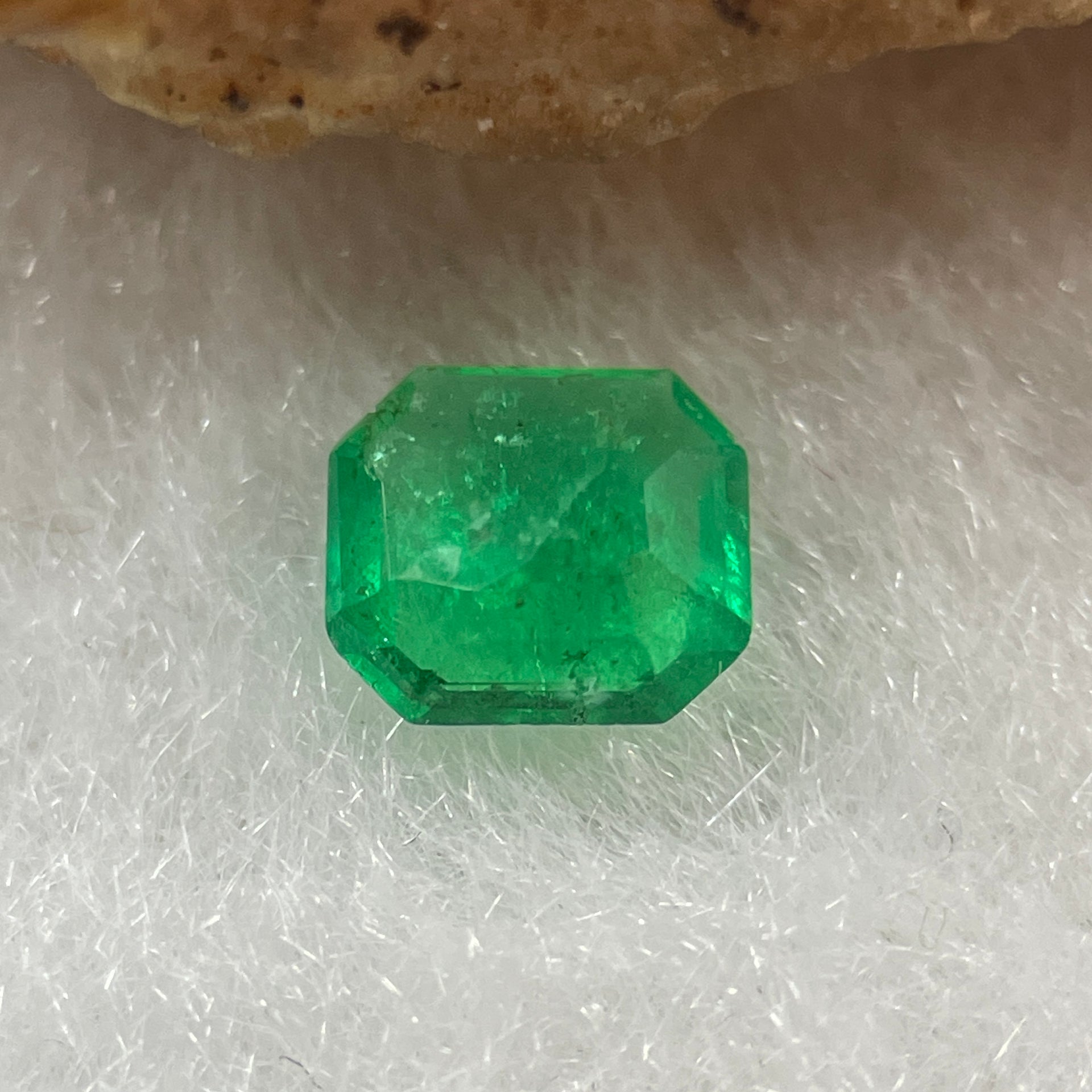 Natural Colombia Vivid Green Emerald (Beryl) Cut-Cornered Rectangular Step cut 0.41ct 5.5 by 4.8 by 2.4mm - Huangs Jadeite and Jewelry Pte Ltd