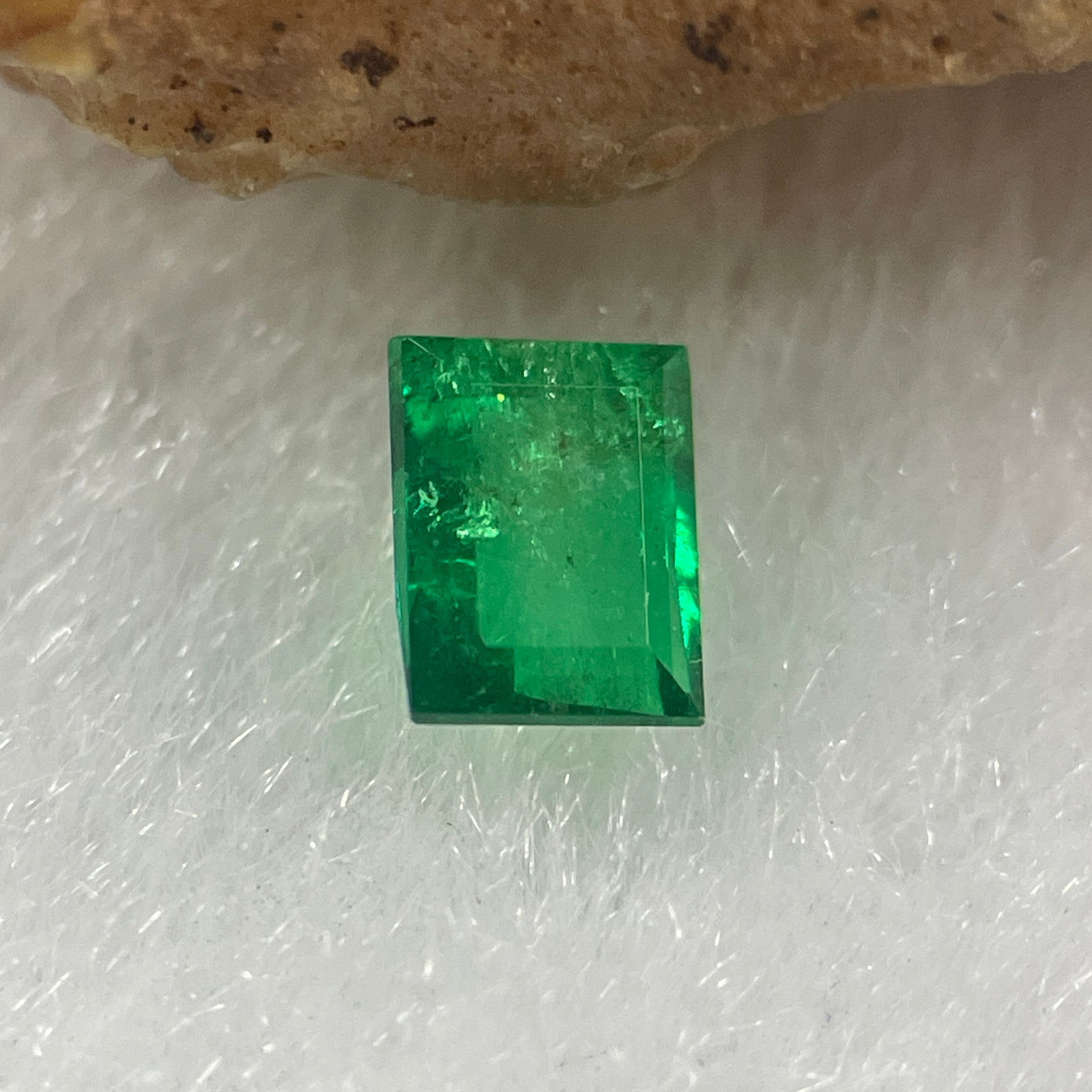 Natural Colombia Vivid Green Emerald (Beryl) Cut-Cornered Rectangular Step cut 0.37ct 4.7 by 3.4 by 2.6mm - Huangs Jadeite and Jewelry Pte Ltd