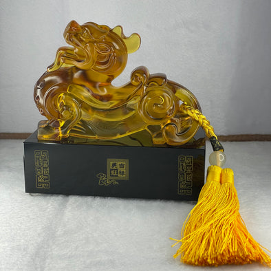 Liuli Crystal Pixiu with black base 2138.3g 160.0 by 74.9 by 150.0mm - Huangs Jadeite and Jewelry Pte Ltd